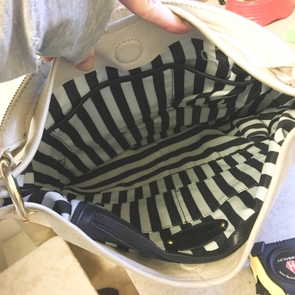 Pretty Gianni Bini large satchel! - Picture 3 of 8